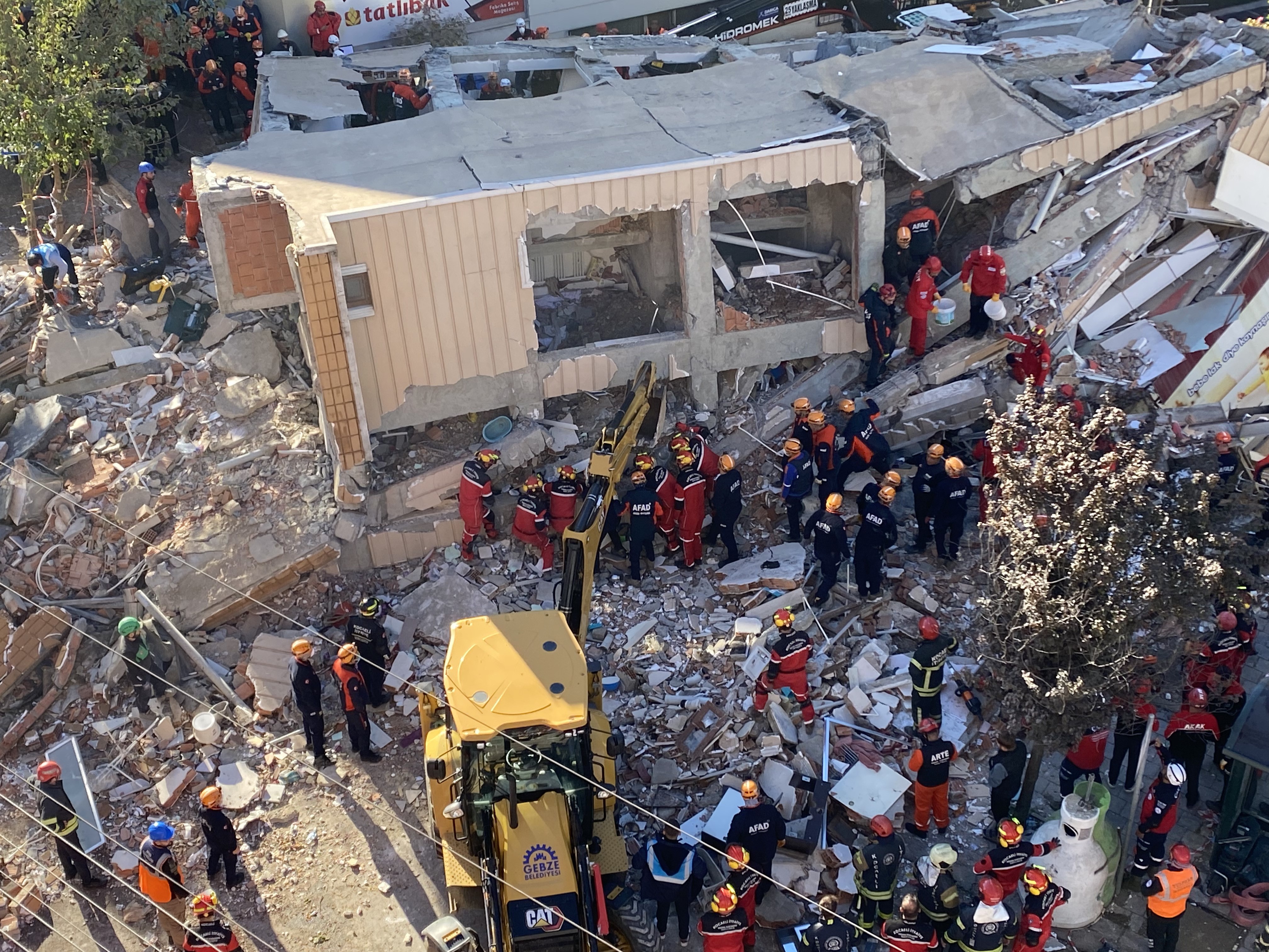 Sındırgı’da 6.1’Lik Deprem Sonrası Hasarlı Bina Saniyeler Içinde Yerle Bir Oldu (7)