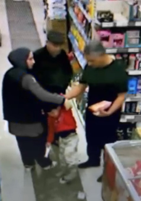 Sosyal Medyayı Ayağa Kaldıran Olay Baba Çocuğunu Markette Defalarca Tekmeledi (2)