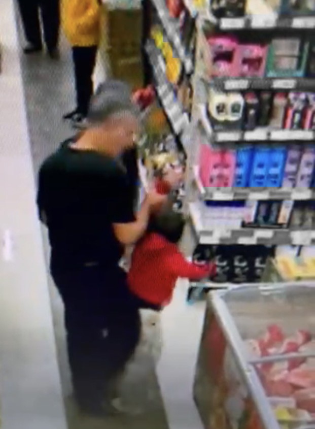 Sosyal Medyayı Ayağa Kaldıran Olay Baba Çocuğunu Markette Defalarca Tekmeledi (3)