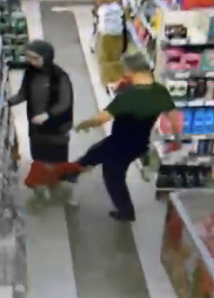 Sosyal Medyayı Ayağa Kaldıran Olay Baba Çocuğunu Markette Defalarca Tekmeledi (4)