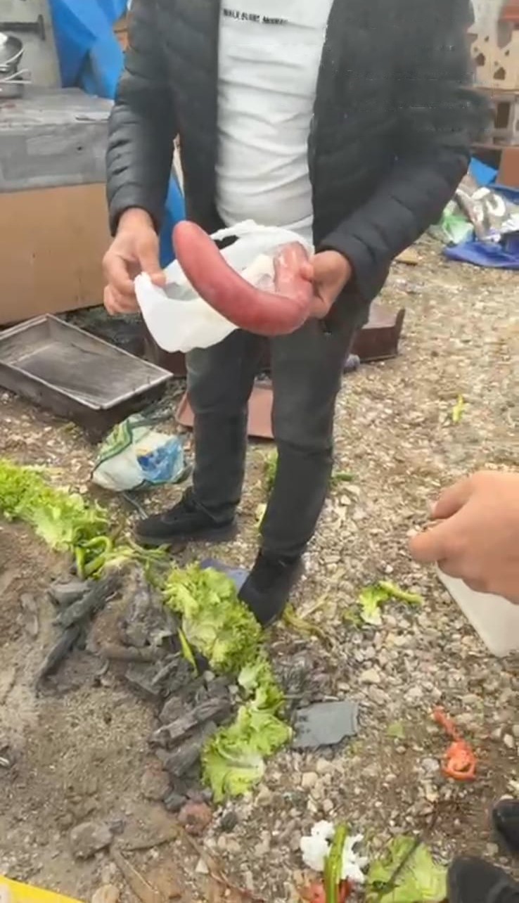Stadyumda Gıda Skandalı Bozuk Köfte Ve Küflenmiş Sucuklar Ele Geçirildi (2)