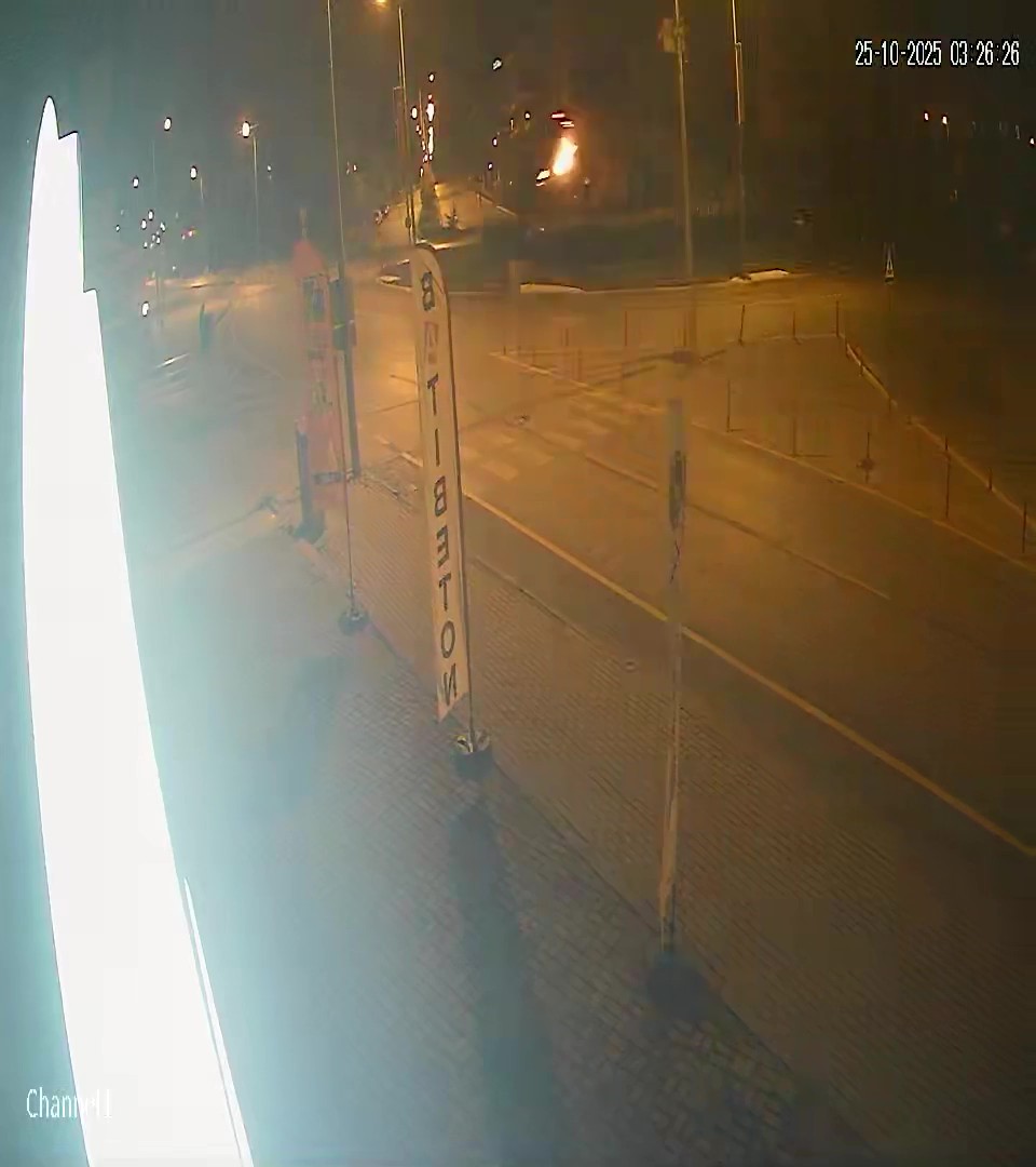 Süratli Girdi, Havada Süzüldü Sürücünün Kontrolü Kaybettiği Anlar Kamerada (2)