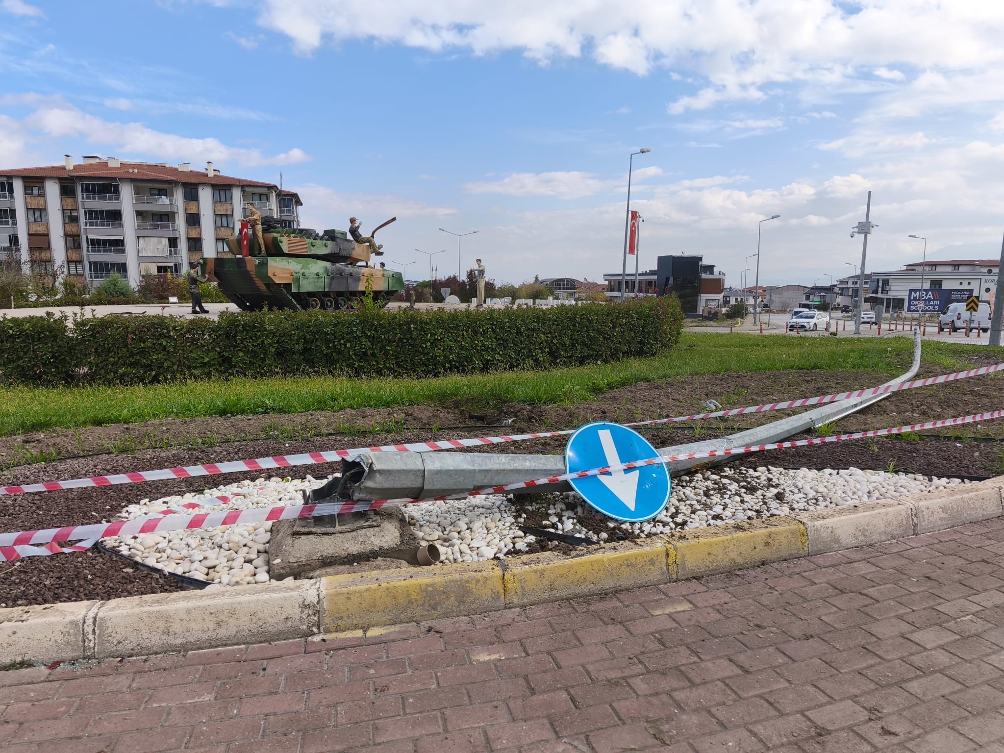 Süratli Girdi, Havada Süzüldü Sürücünün Kontrolü Kaybettiği Anlar Kamerada (3)