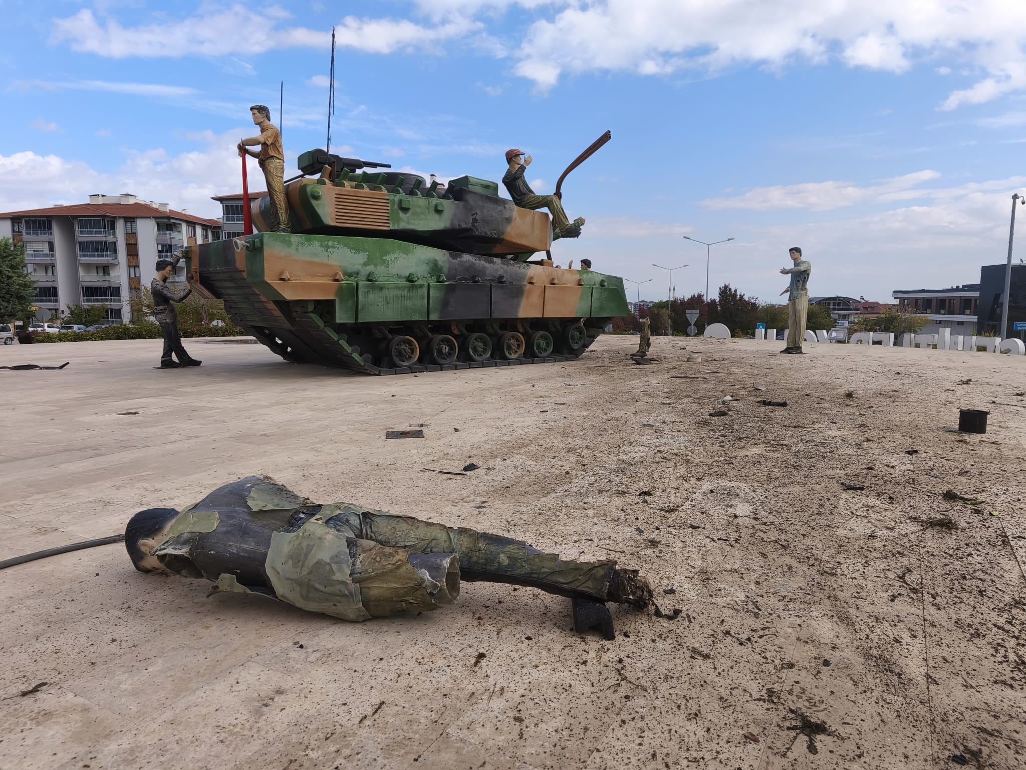 Süratli Girdi, Havada Süzüldü Sürücünün Kontrolü Kaybettiği Anlar Kamerada (4)