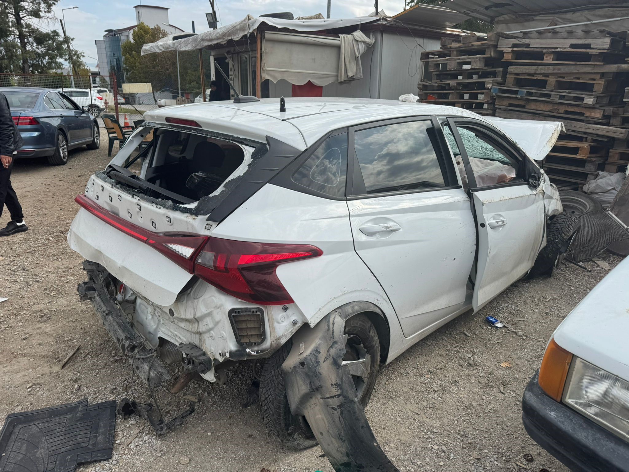 Süratli Girdi, Havada Süzüldü Sürücünün Kontrolü Kaybettiği Anlar Kamerada (5)
