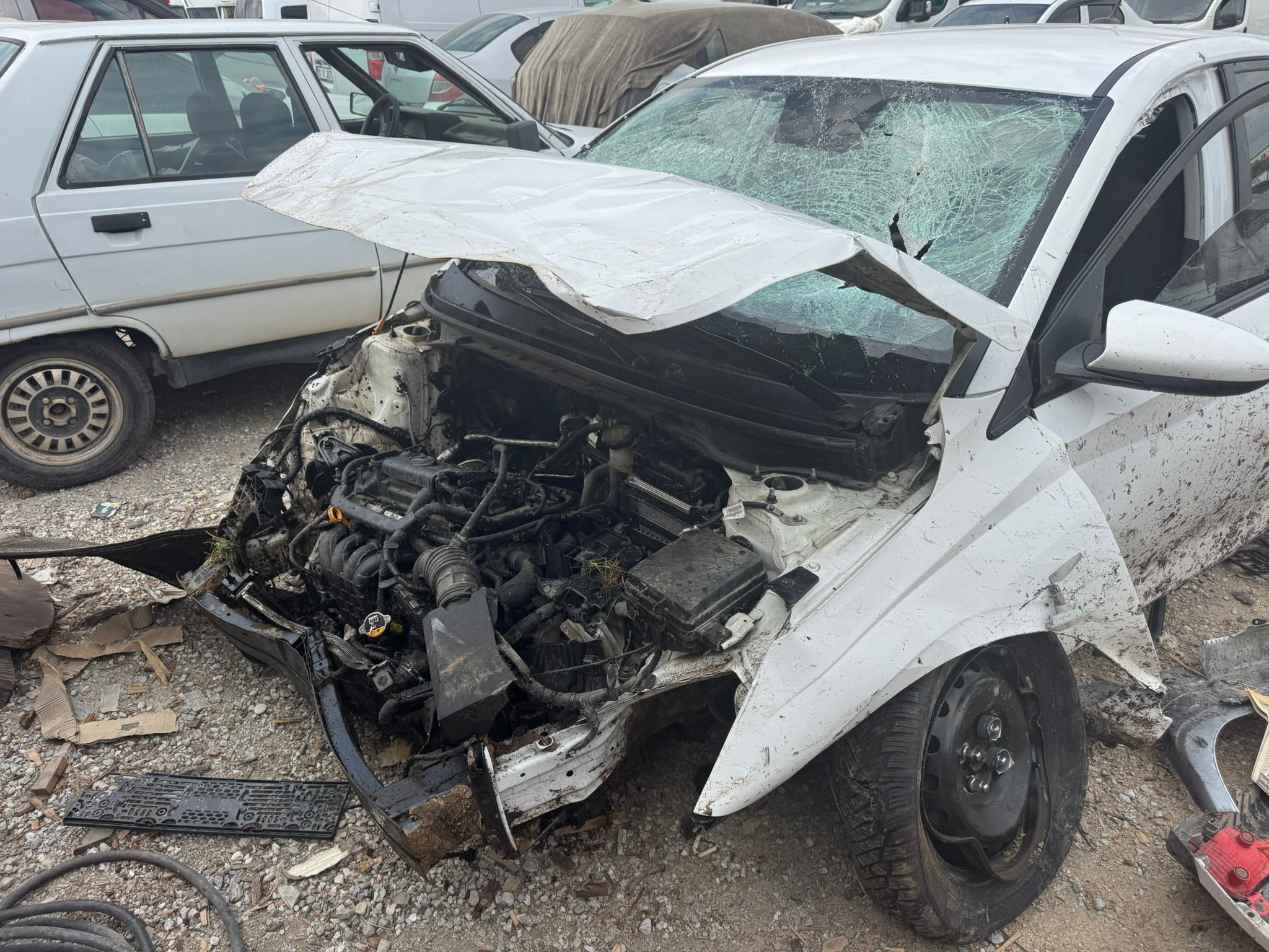 Süratli Girdi, Havada Süzüldü Sürücünün Kontrolü Kaybettiği Anlar Kamerada (7)