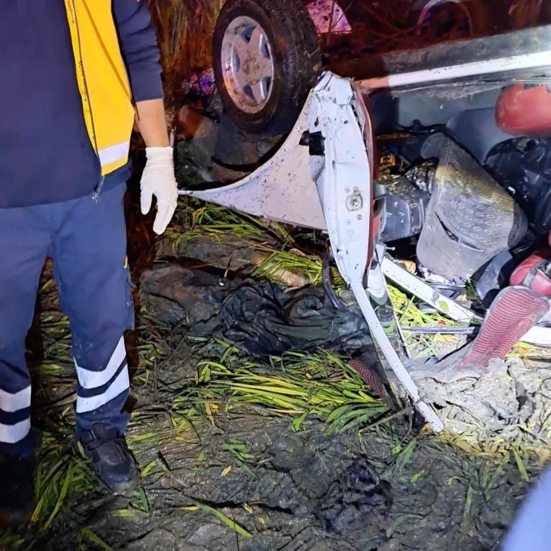 Tarlaya Uçan Araçta Feci Son 1 Kişi Öldü (3)