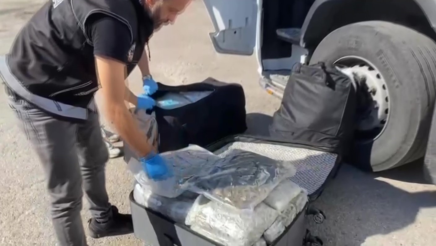 Tirdaki Valizlerden 55 Kilo Skunk Cikti Surucunun Savunmasi Sasirtti Kiramadim (2)