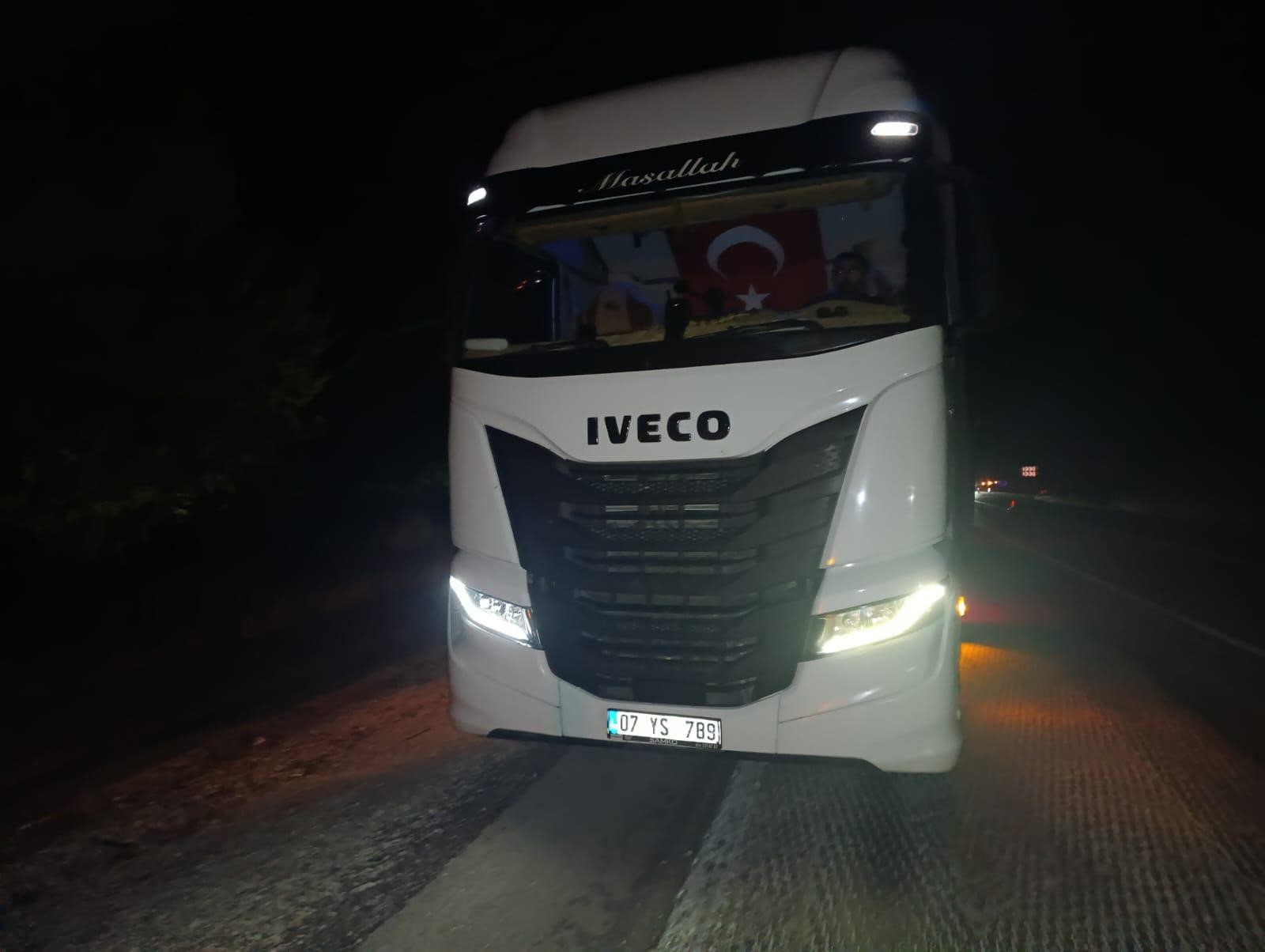 Tırla Çarpışan Otomobil Paramparça Oldu Sürücü Olay Yerinde Hayatını Kaybetti (4)