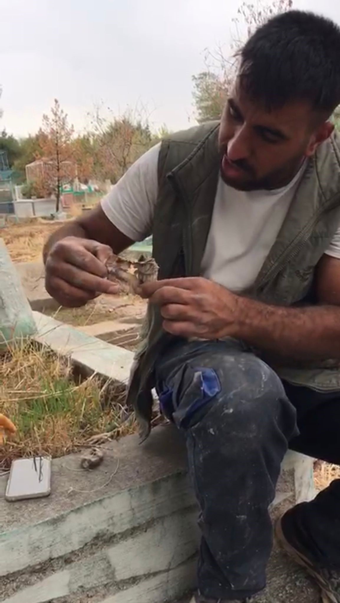 Topragin Altindan Cikan Sir Mezar Kazan Kisi Topraktan Kefenli Oyuncak Bebek Cikardi (2)