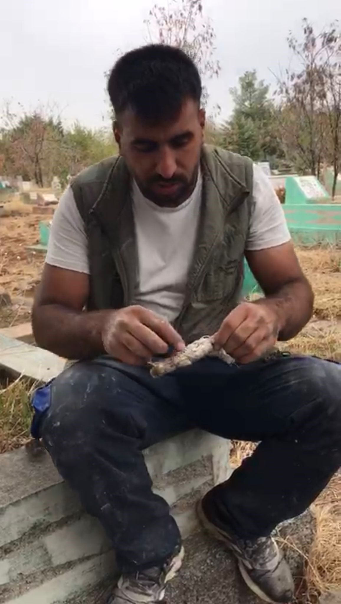 Topragin Altindan Cikan Sir Mezar Kazan Kisi Topraktan Kefenli Oyuncak Bebek Cikardi (3)