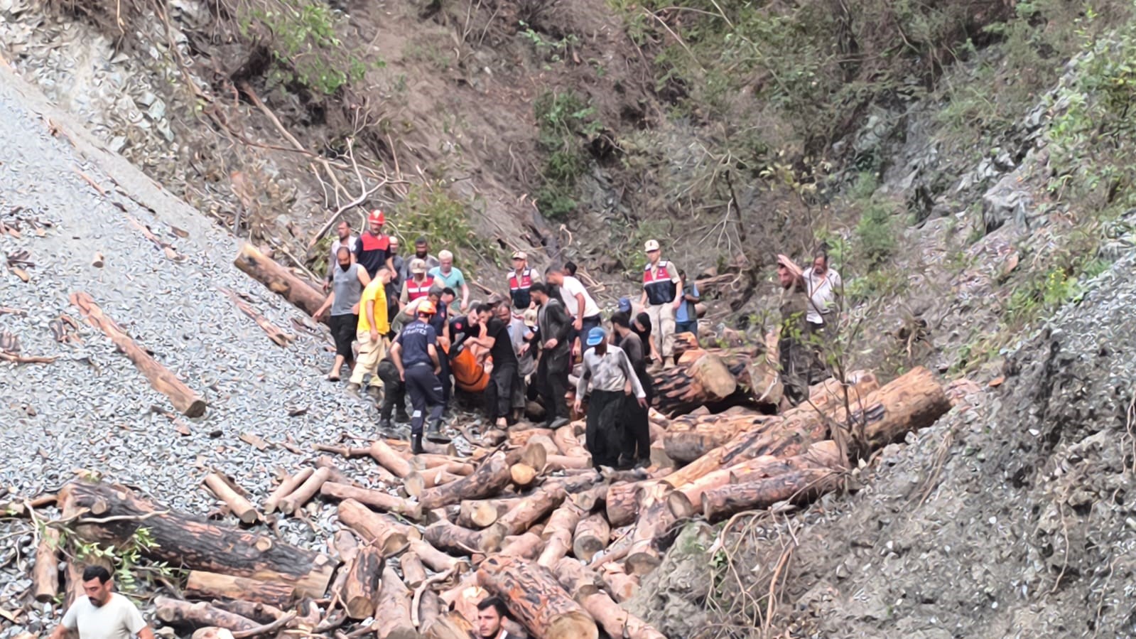 Toprak Kayması Can Aldı Kepçe Uçuruma Yuvarlandı, Operatör Kurtarılamadı (2)