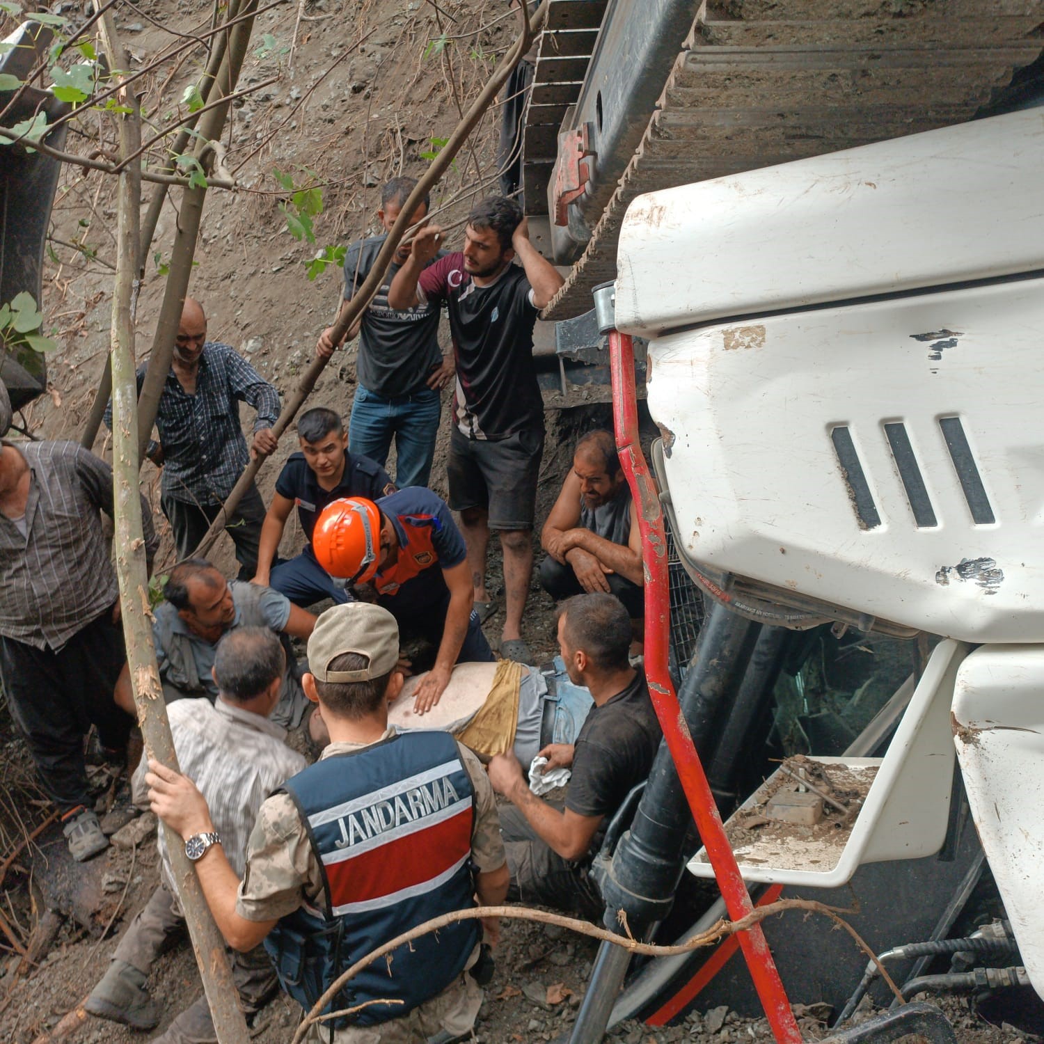 Toprak Kayması Can Aldı Kepçe Uçuruma Yuvarlandı, Operatör Kurtarılamadı (4)