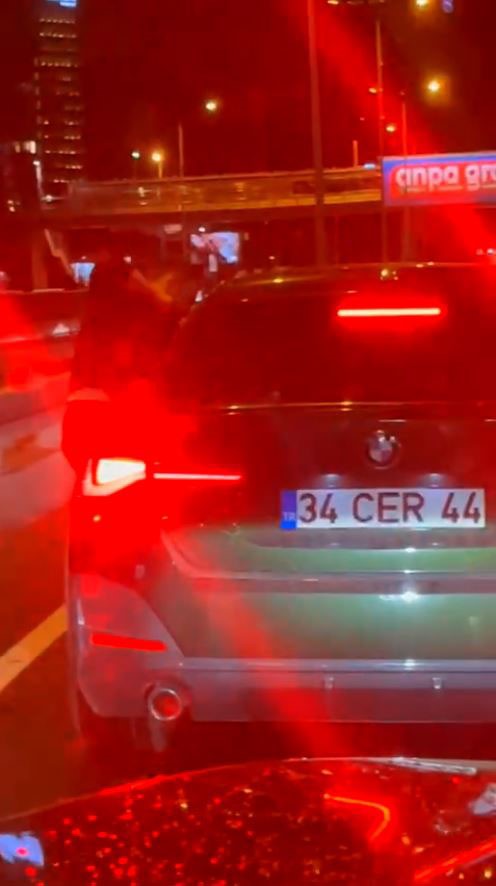 Trafik Tartışması Darpla Bitti Kadın Sürücü, Çocuğunun Önünde Saldırıya Uğradı (2)