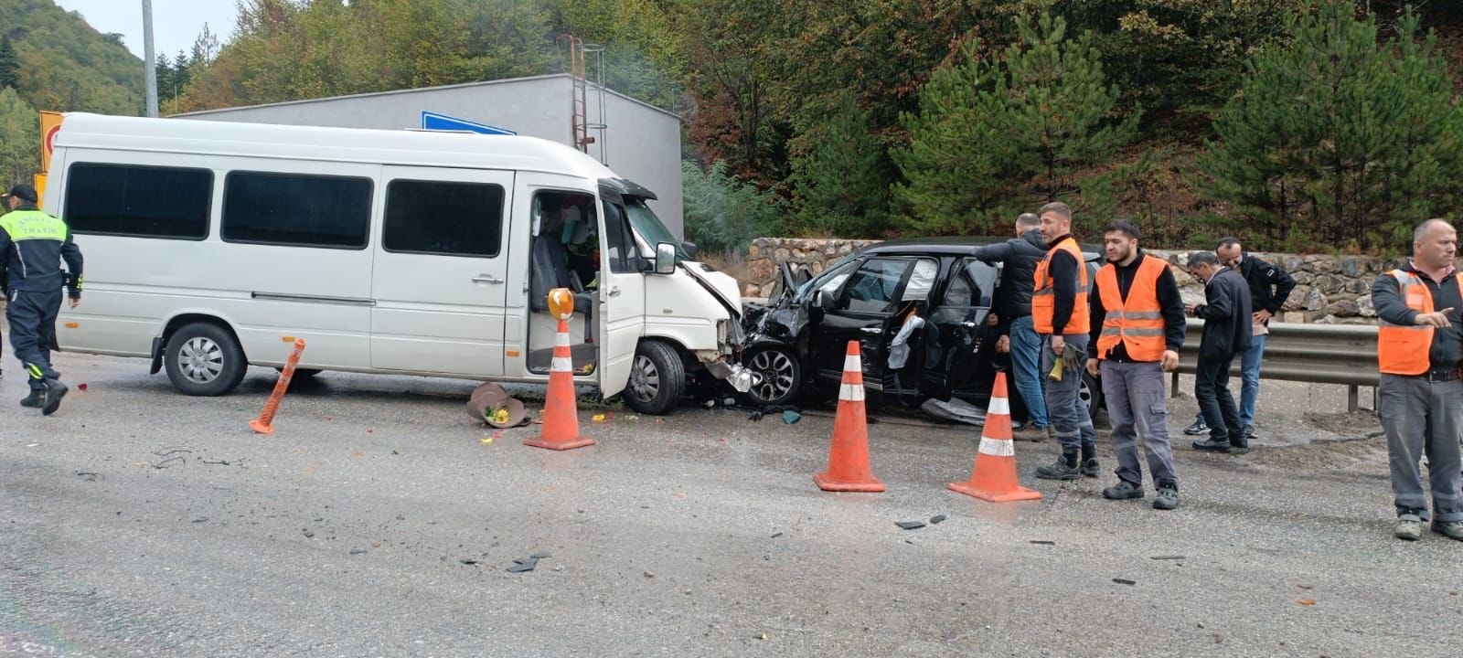 Tünel Çıkışında Can Pazarı! Karşı Şeride Geçen Minibüs 1 Kişiyi Hayattan Kopardı (2)