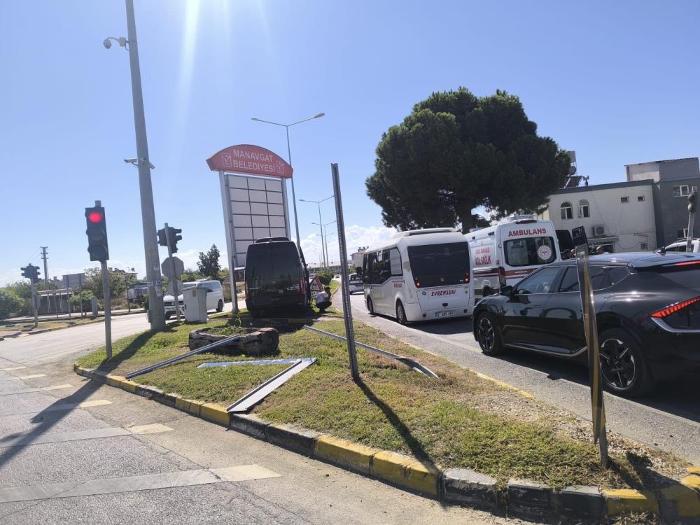 Tur Minibusu Refujdeki Levhaya Carpti 8 Yarali Temizlik Iscisi Olumden Dondu (1)