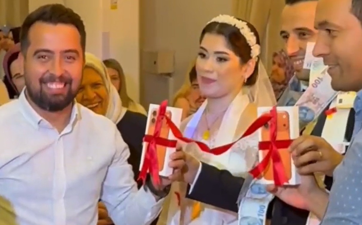 Turgutlu Dugun Dugunde Takilan Altin Ve Parayi Unutturan Iphone