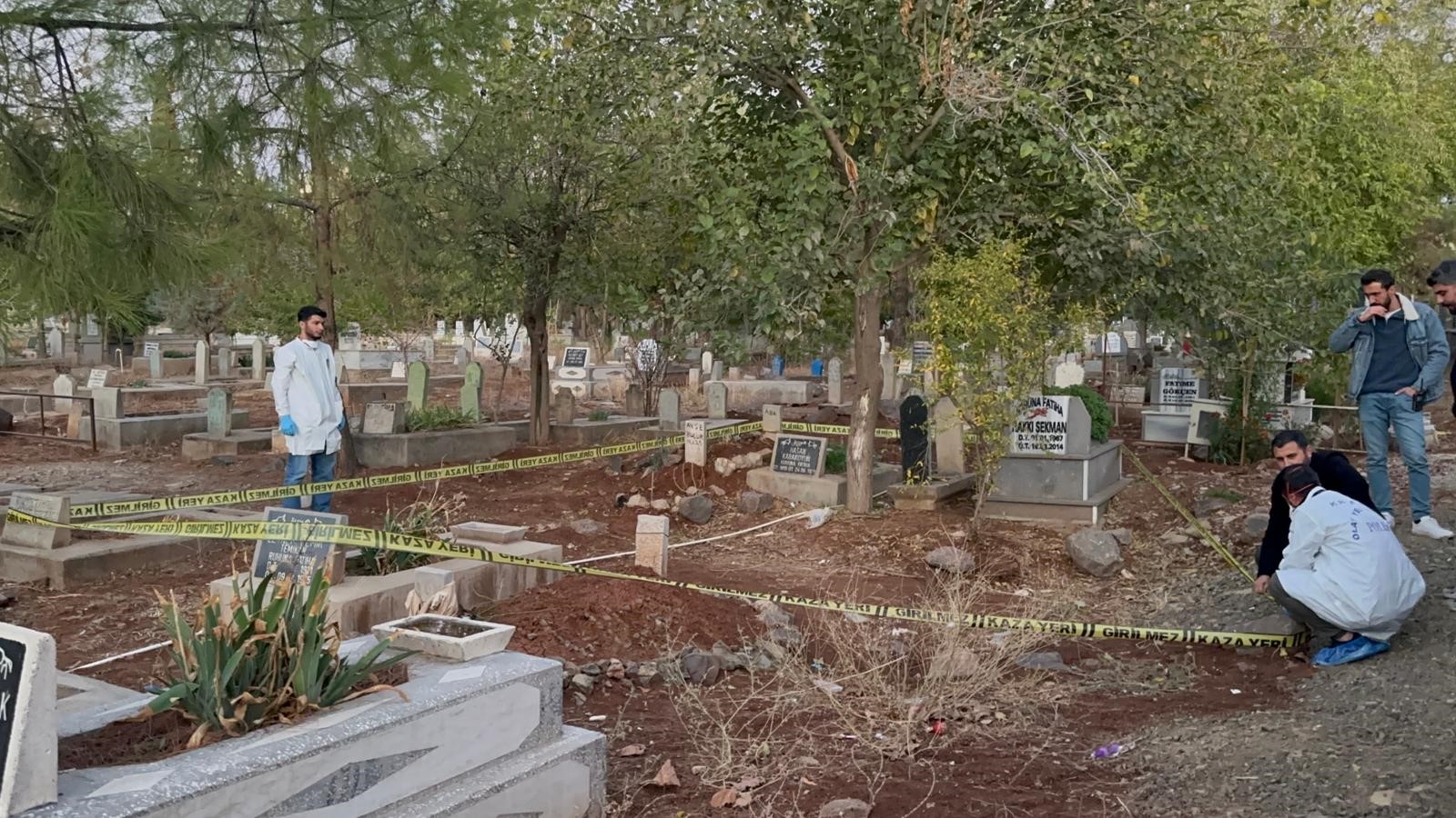 Tüyler Ürperten Olay Kabir Ziyareti Için Gitti, Mezarlıkta Bebek Cesedi Buldu! (2)