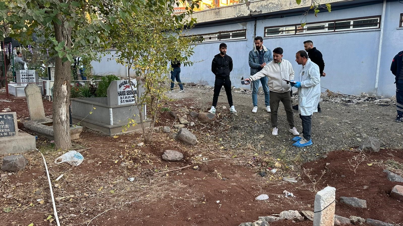 Tüyler Ürperten Olay Kabir Ziyareti Için Gitti, Mezarlıkta Bebek Cesedi Buldu! (6)