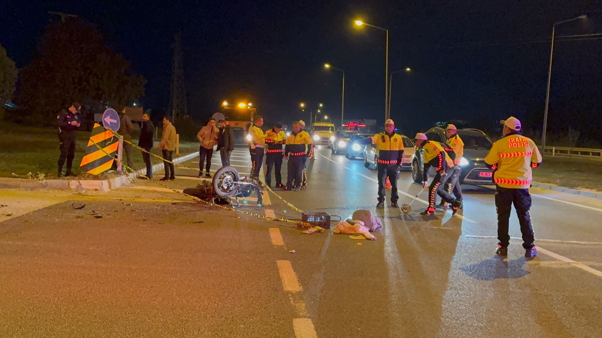 Üniversite Yolu Kan Gölüne Döndü! Midibüsle Çarpışan Motosiklet Sürücüsü Öldü (2)