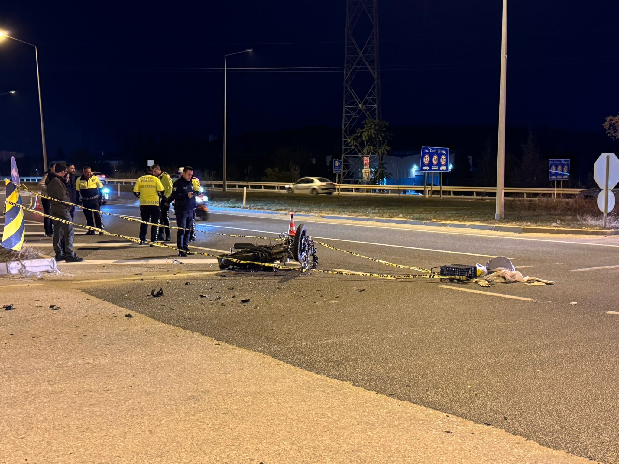 Üniversite Yolu Kan Gölüne Döndü! Midibüsle Çarpışan Motosiklet Sürücüsü Öldü (3)