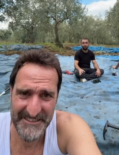 Ünlü Oyuncu Zeytinlikte! Timur Acar’ın “Kimse Görmeden” Paylaşımı Gündem Oldu (3)