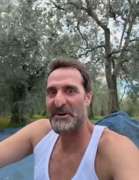 Ünlü Oyuncu Zeytinlikte! Timur Acar’ın “Kimse Görmeden” Paylaşımı Gündem Oldu (4)