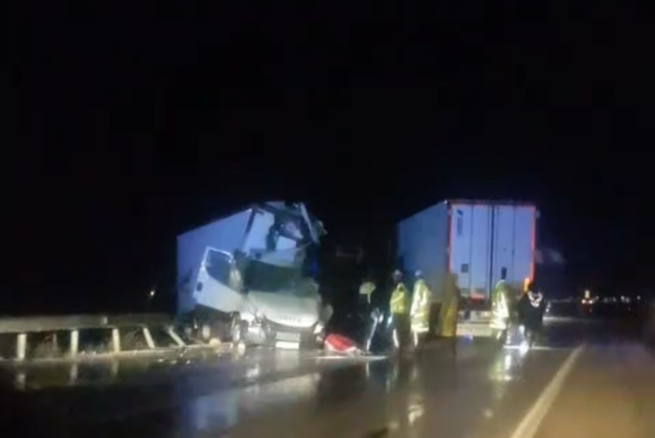 Yağışlı Hava Faciaya Neden Oldu Kamyonet Tırla Çarpıştı, 1 Ölü 2 Yaralı (3)