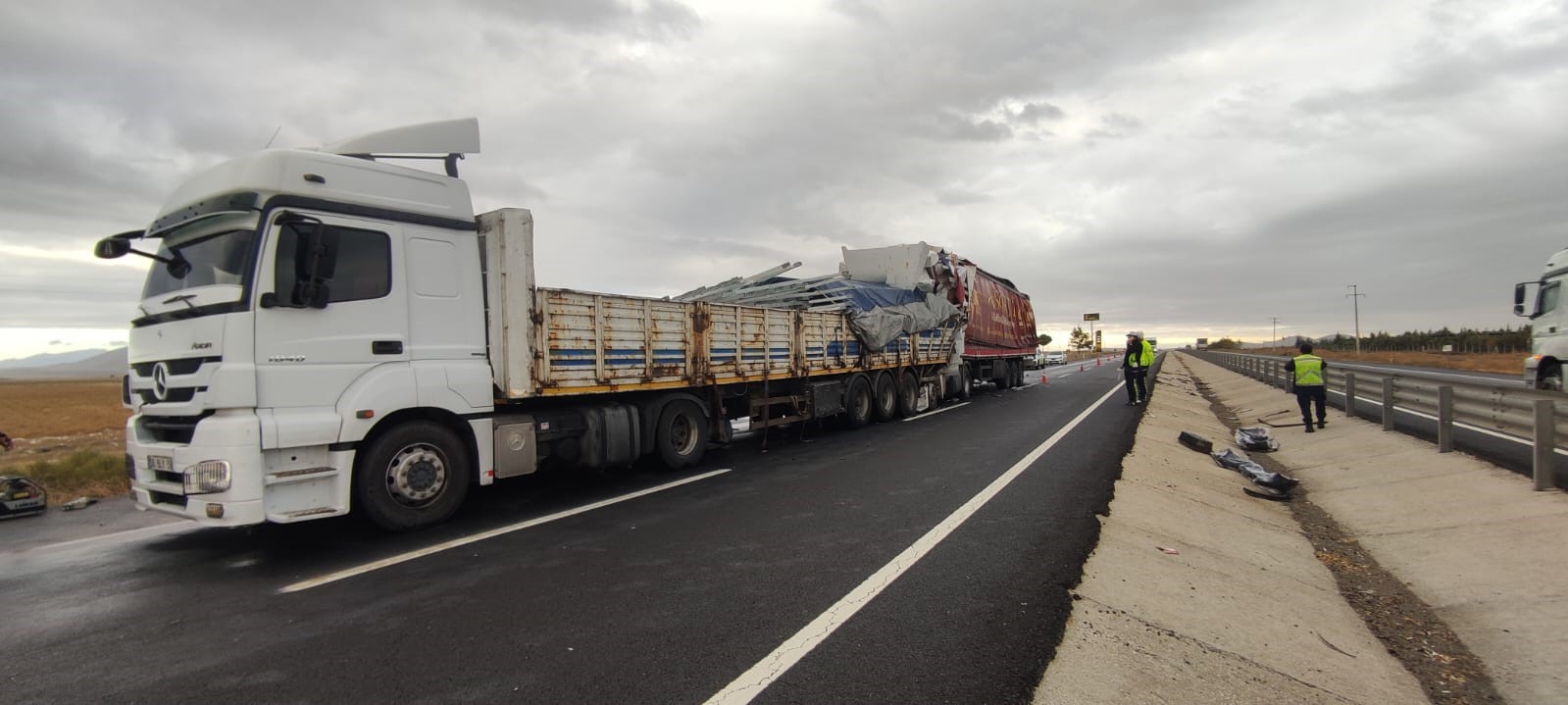 Yol Kan Gölüne Döndü! 2 Tır Ve Minibüs Çarpıştı, Sürücü Sıkışarak Can Verdi (2)