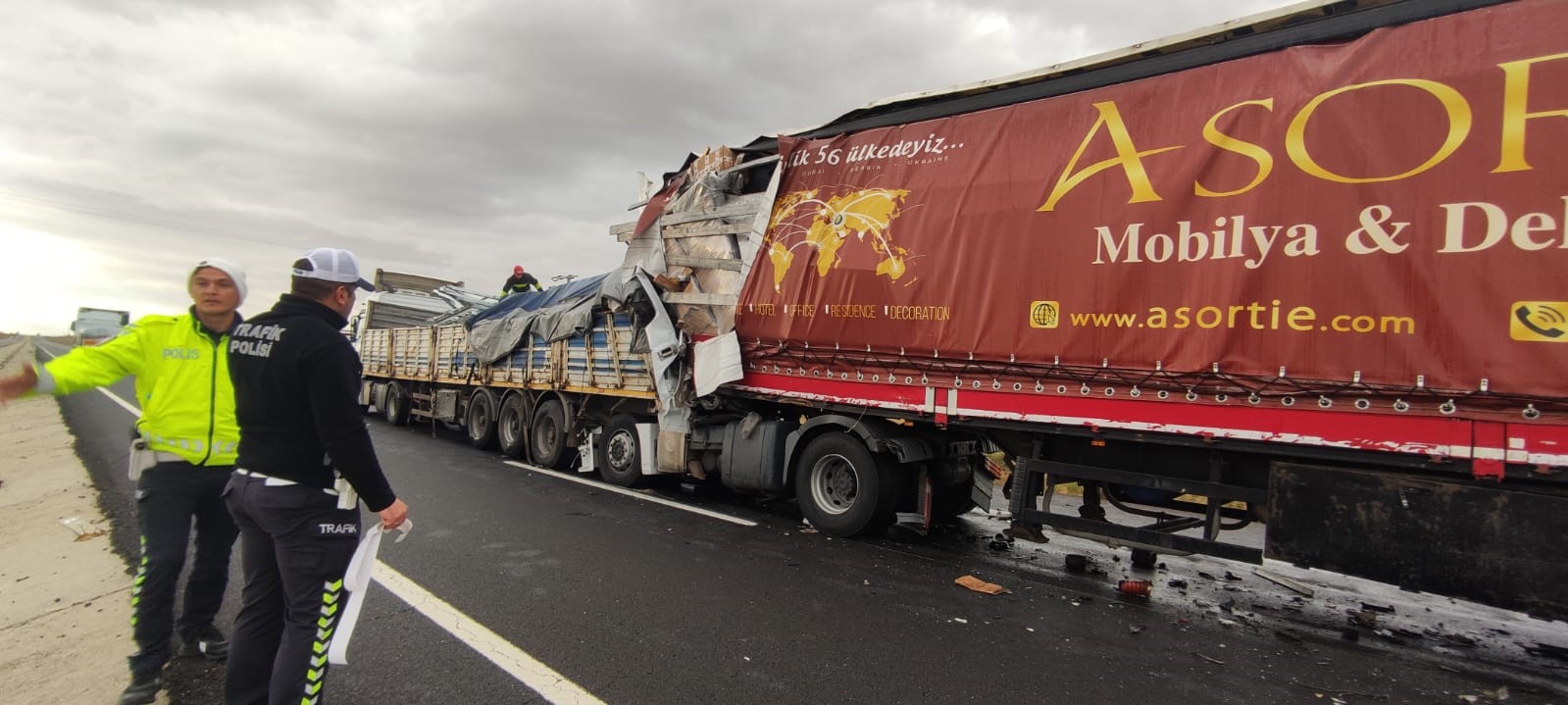 Yol Kan Gölüne Döndü! 2 Tır Ve Minibüs Çarpıştı, Sürücü Sıkışarak Can Verdi (3)