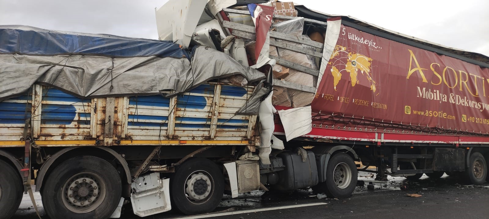 Yol Kan Gölüne Döndü! 2 Tır Ve Minibüs Çarpıştı, Sürücü Sıkışarak Can Verdi (4)