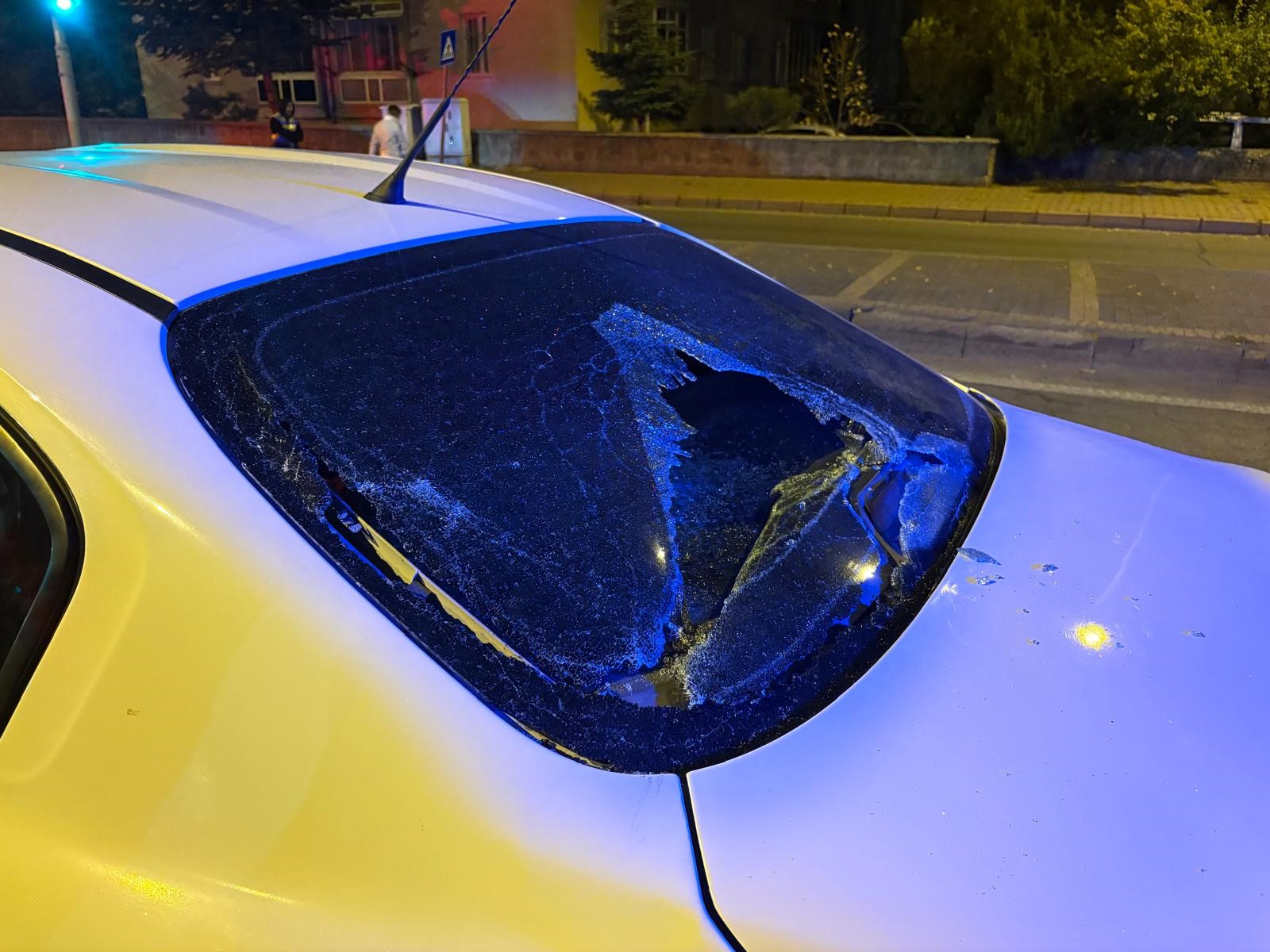 Yol Ortasinda Dehset 3 Kisi Tartistiklari Suruculeri Darp Edip Parasini Gasp Etti (1)