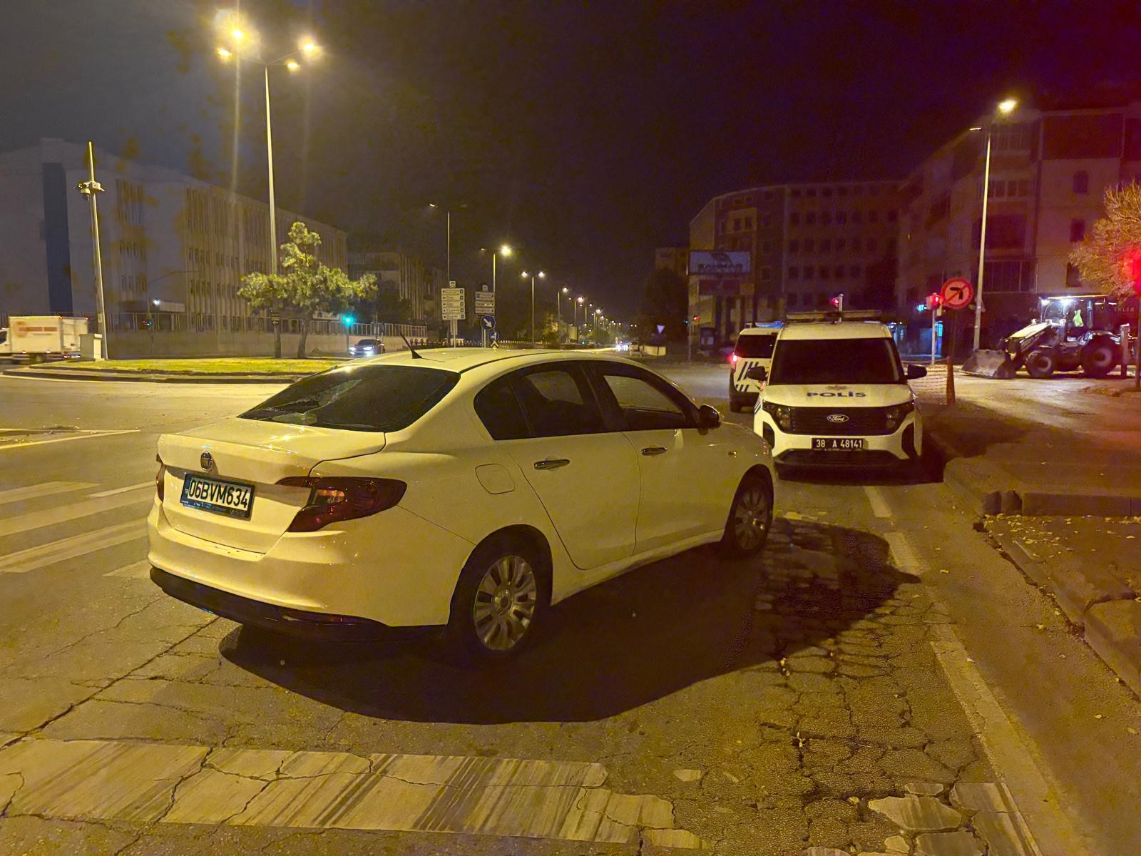 Yol Ortasinda Dehset 3 Kisi Tartistiklari Suruculeri Darp Edip Parasini Gasp Etti (3)