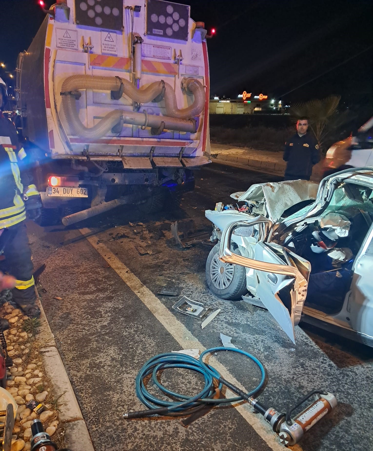 Yol Temizliği Yapılıyordu, Faciayla Sonuçlandı! Otomobil Temizlik Aracına Çarptı, 1 Ölü (3)