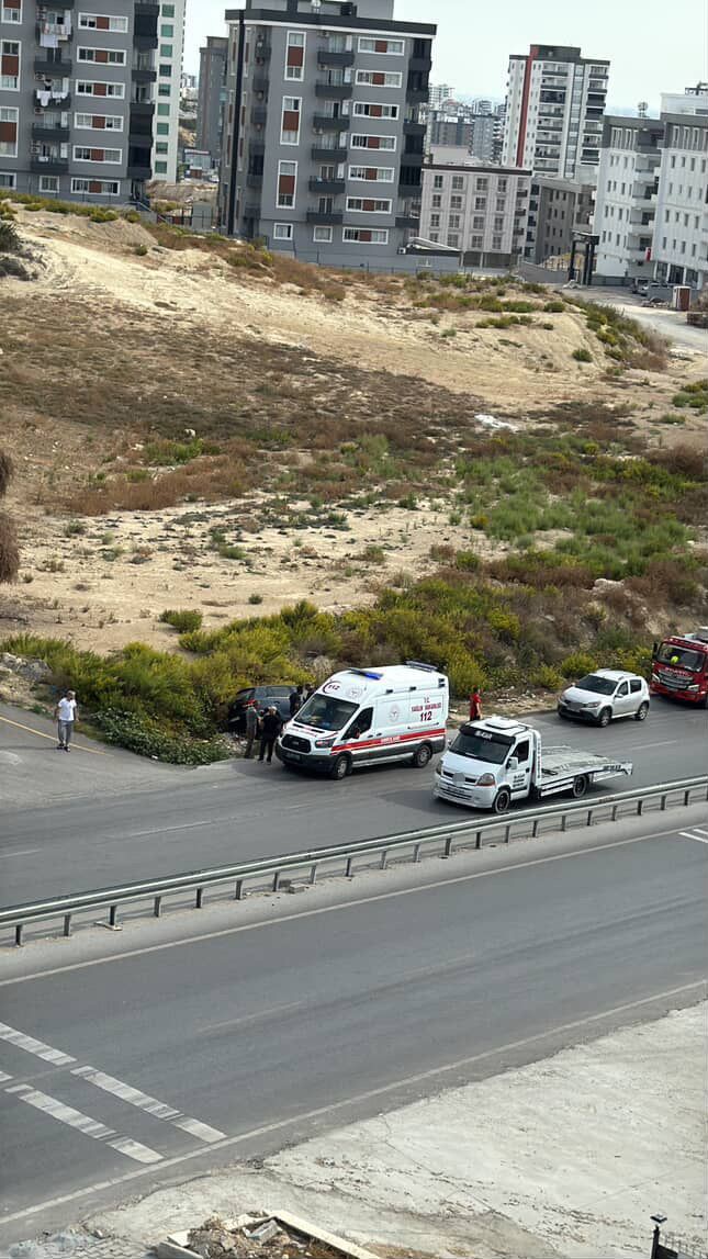Yoldan Çıkan Otomobil Faciaya Yol Açtı 66 Yaşındaki Sürücü Hastanede Yaşamını Yitirdi (3)