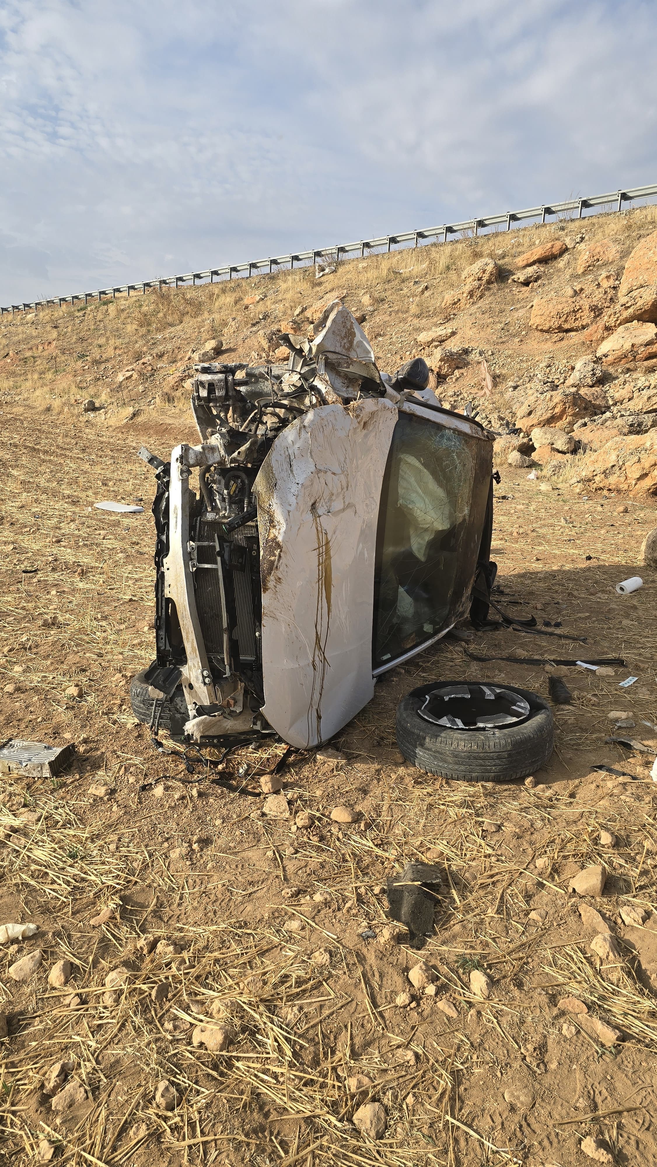 Yoldan Çıktı, Uçuruma Yuvarlandı Feci Kazada 1 Ölü, 3 Yaralı! (2)