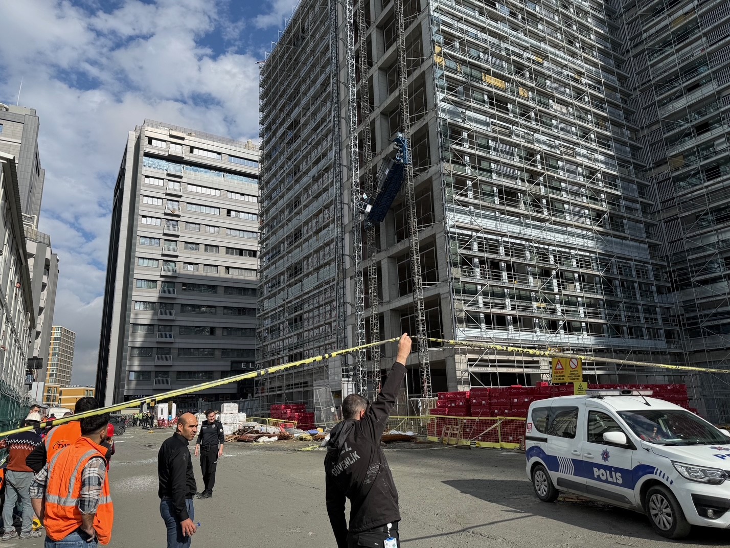 Yük Asansörü Halatı Koptu Yaralı Işçilerin Sayısı 8’E Yükseldi (2)