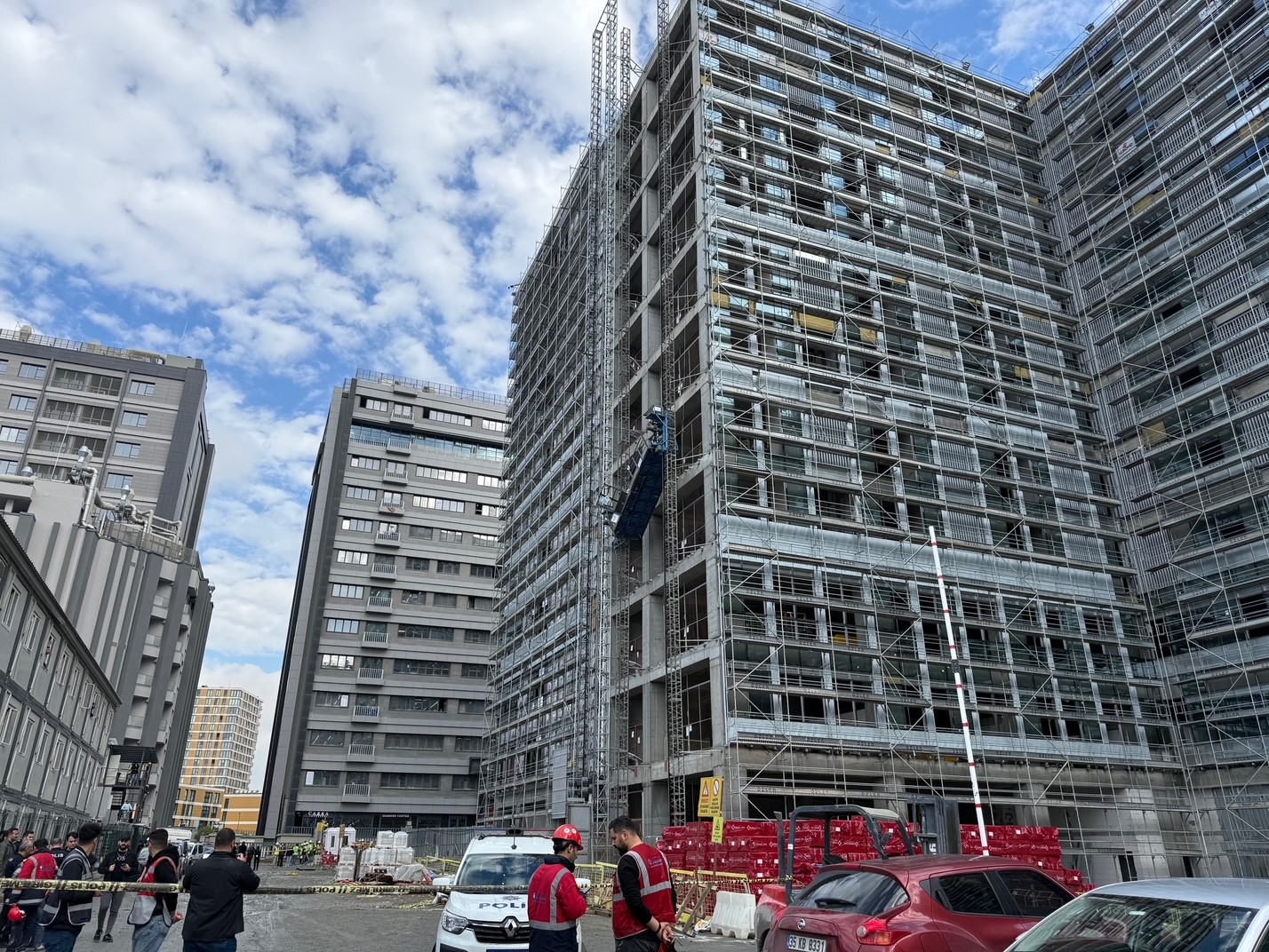 Yük Asansörü Halatı Koptu Yaralı Işçilerin Sayısı 8’E Yükseldi (5)