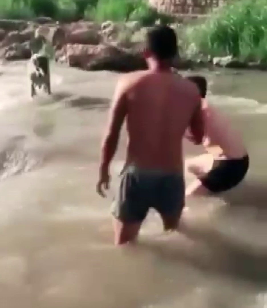 Yürekleri Isıtan Anlar Irmakta Mahsur Kalan Köpek, Duyarlı Gençler Sayesinde Kurtuldu (2)