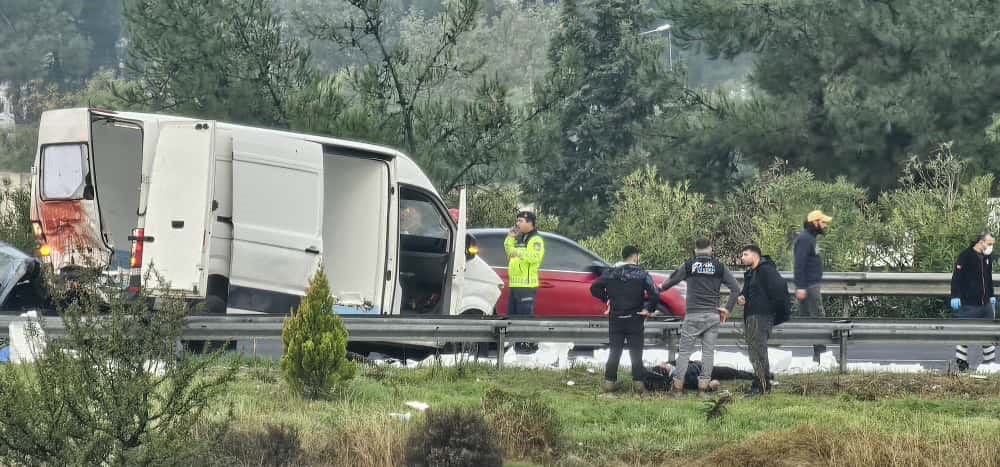 Zincirleme Kaza İzmir’i Yasa Boğdu Emniyet Şeridindeki Araçlara Çarptı 1 Ölü, 3 Yaralı (3)