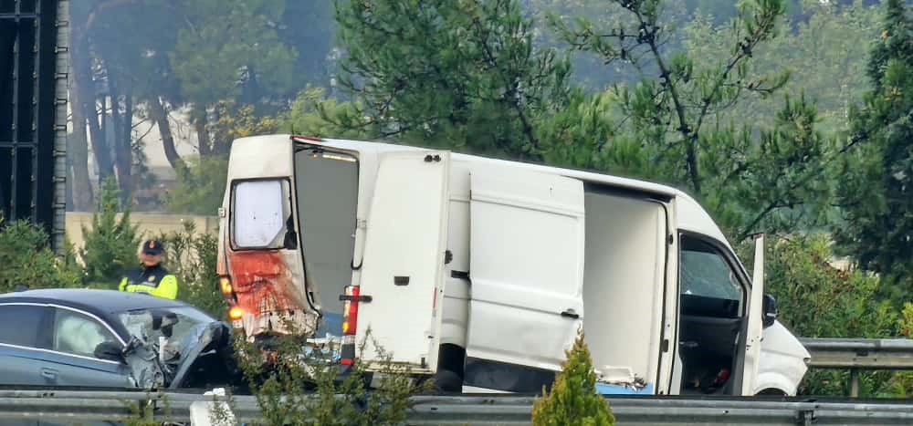 Zincirleme Kaza İzmir’i Yasa Boğdu Emniyet Şeridindeki Araçlara Çarptı 1 Ölü, 3 Yaralı (6)