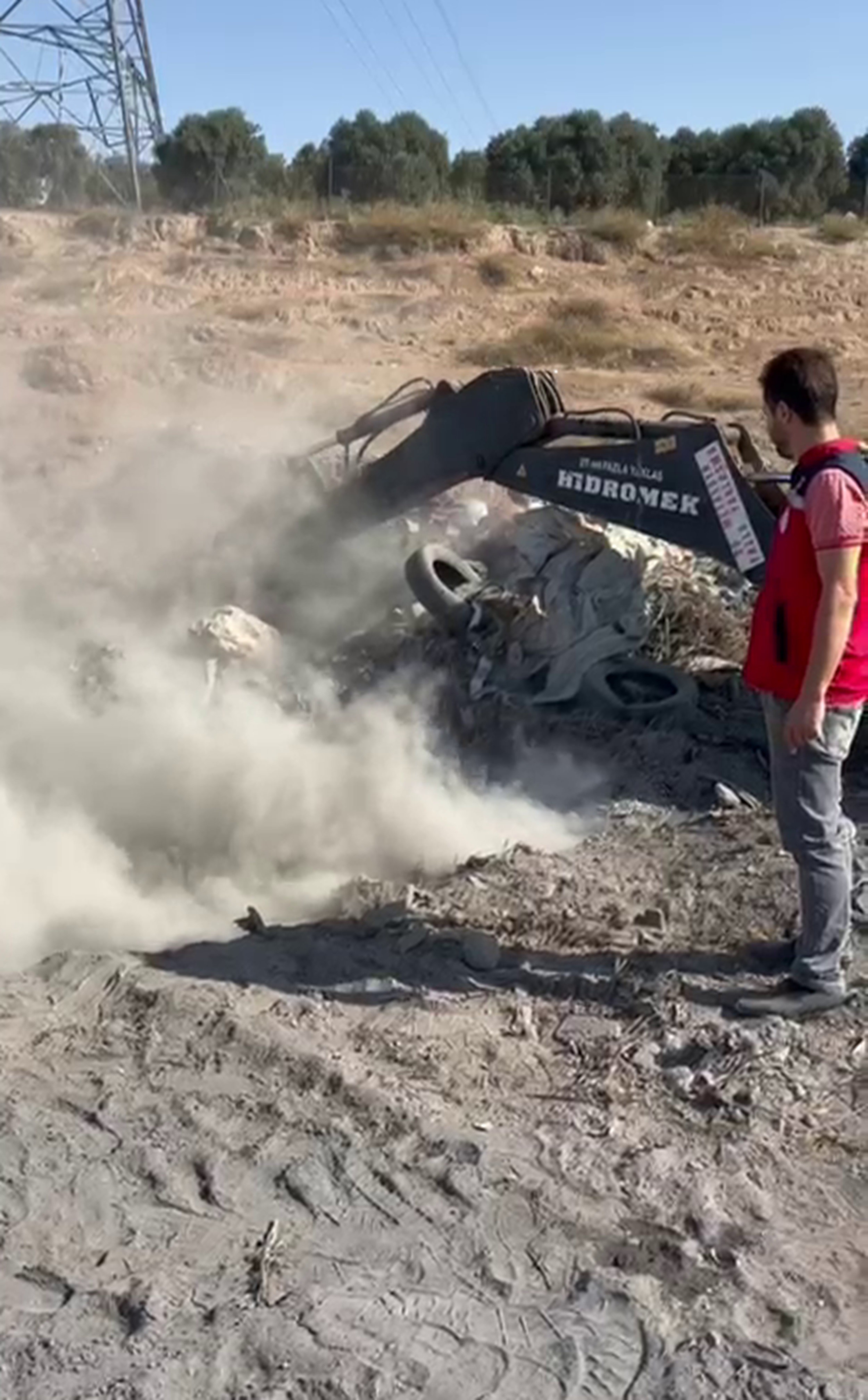 1 Ton Sagliksiz Gida Imha Edildi Peynir Sucuk Ve Ketcap Topraga Gomuldu (3)