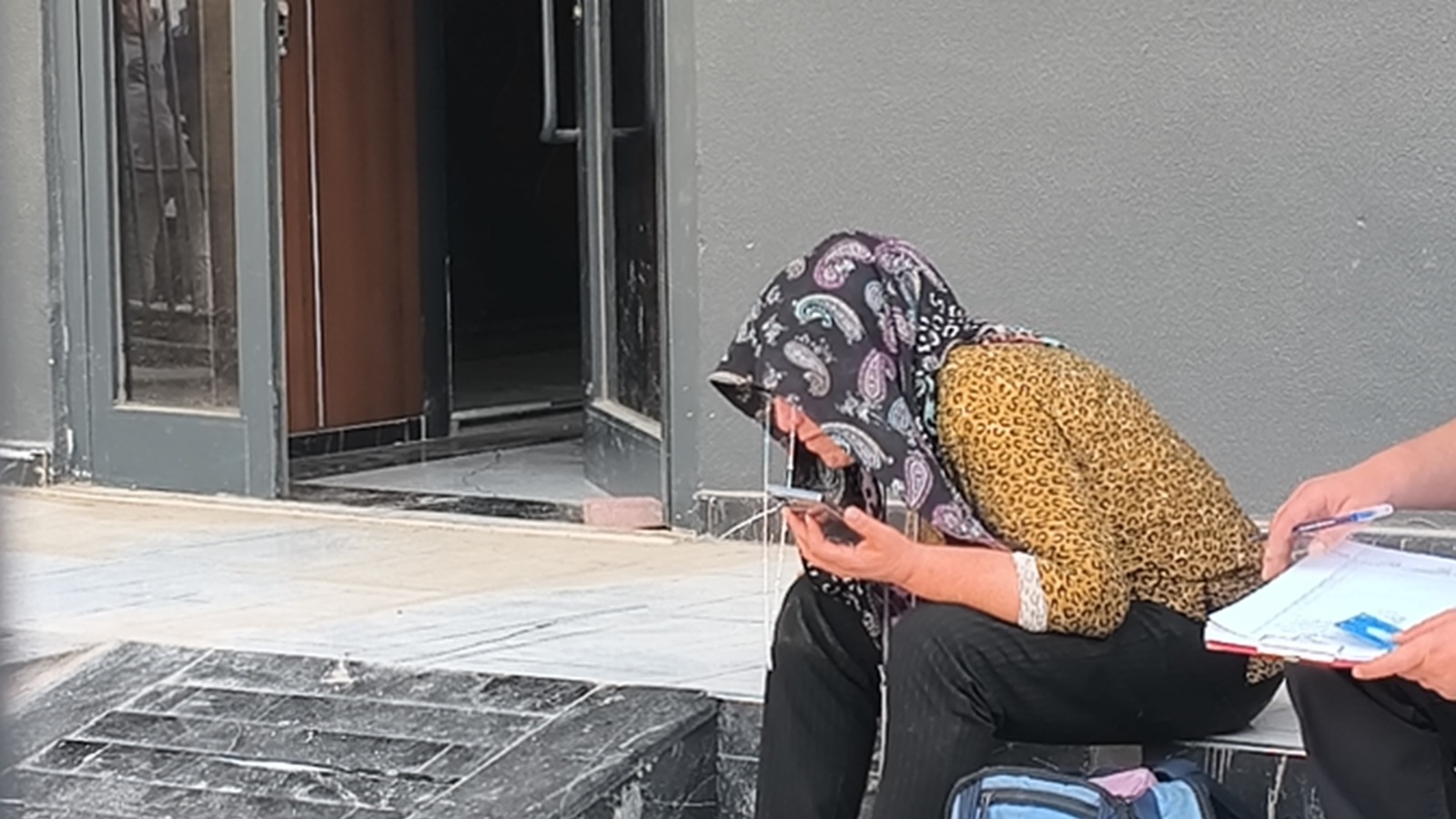 10 Gün Sonra Acı Gerçek Annesi Balkondan Giren Polislerle Oğlunu Ölü Buldu (1)-1