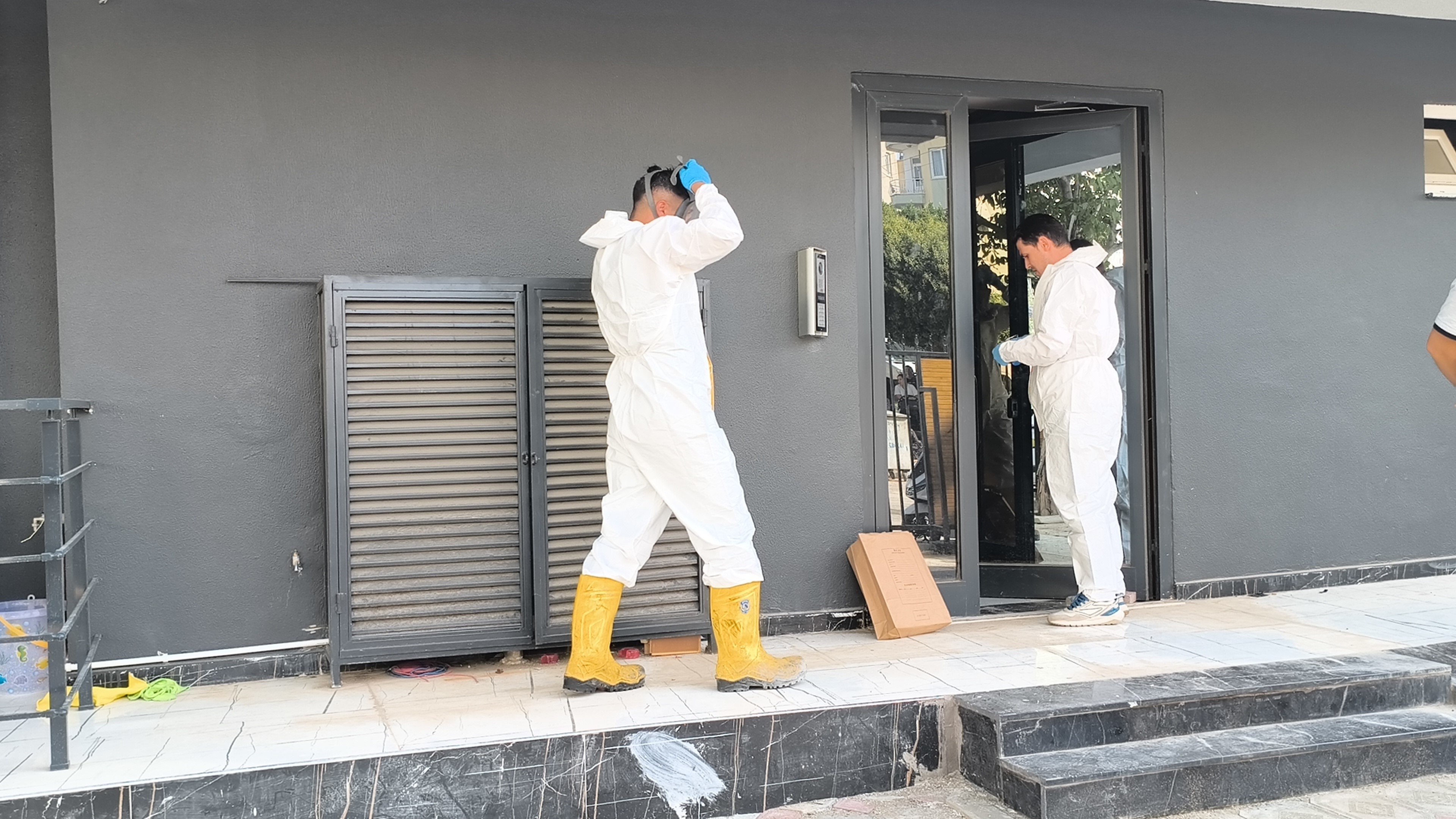 10 Gün Sonra Acı Gerçek Annesi Balkondan Giren Polislerle Oğlunu Ölü Buldu (2)