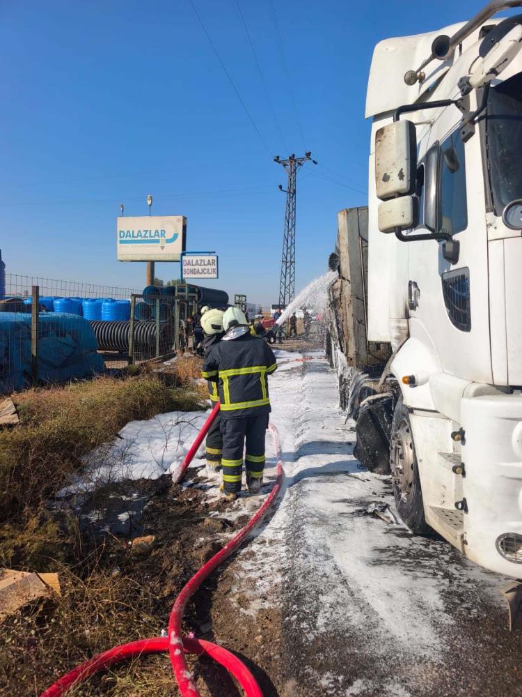 2 Tir Ile Suv Tipi Aracin Carpistigi Kaza Sonrasi Alev Alan Tir Buyuk Panik Yasatti O (3)