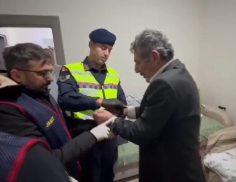 22 Yıl Önce Kardeşini Öldürmüştü Başkasının Kimliğiyle Yaşadı, Annesinin Evinde Yakalandı (3)