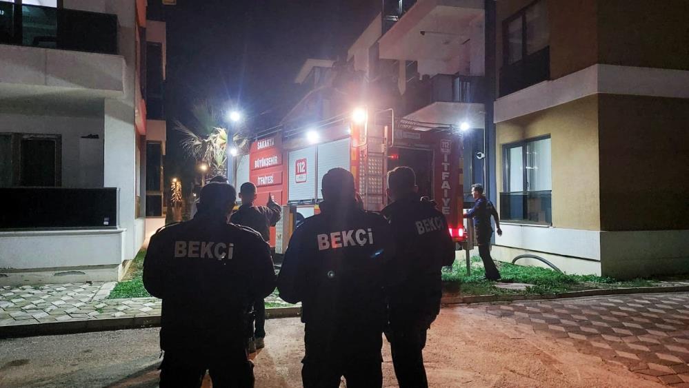 4 Yasindaki Cocuk Evde Kilitli Kaldi Itfaiye Balkondan Kurtardi (3)