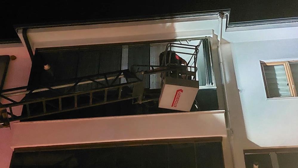 4 Yasindaki Cocuk Evde Kilitli Kaldi Itfaiye Balkondan Kurtardi (4)