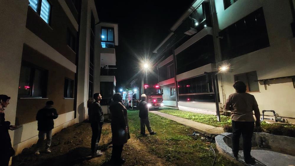 4 Yasindaki Cocuk Evde Kilitli Kaldi Itfaiye Balkondan Kurtardi (5)