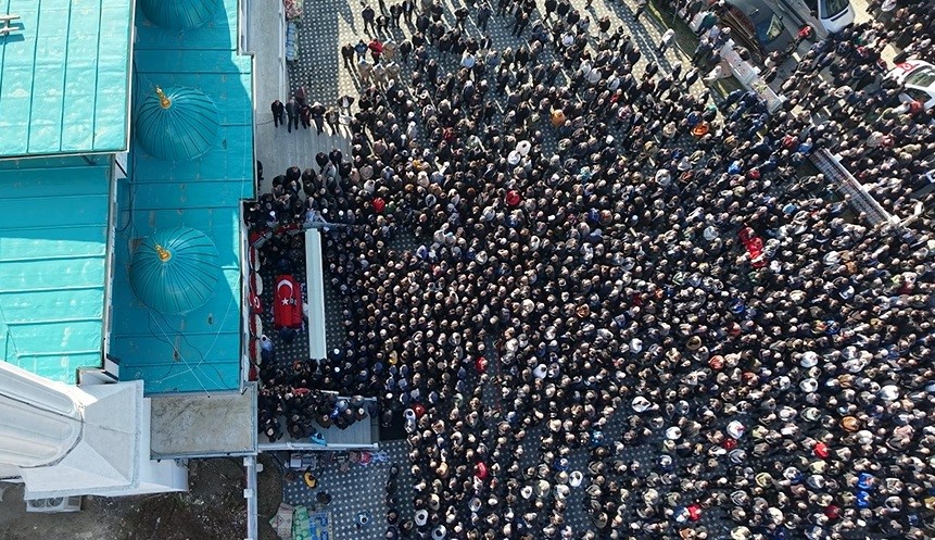 5 Aylık Hamile Eşin Feryadı Yürekleri Dağladı Şehit Pilot Binbaşı Serdar Uslu Toprağa Verildi (2)